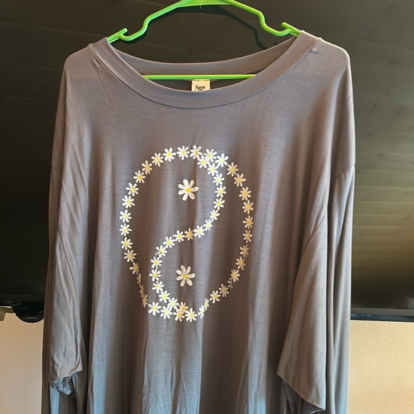 Daisy. Peace, sign, long sleeve T-shirt, size large from so in love. - Picture 1 of 4